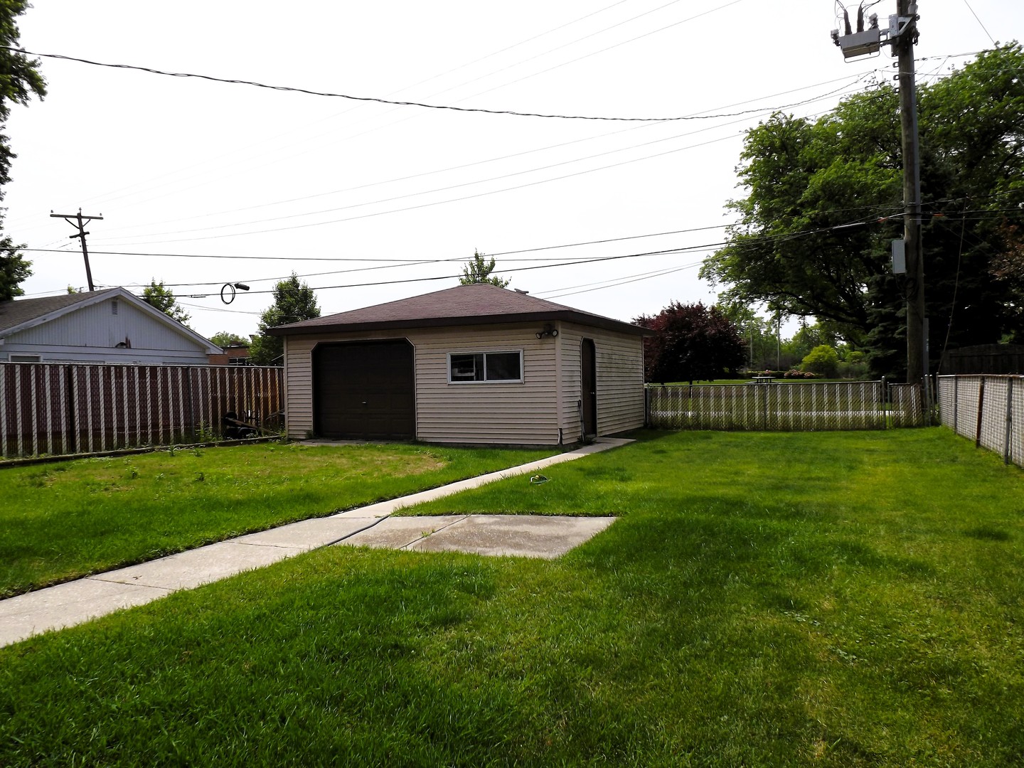 17008 Oakwood Avenue, Lansing, IL 60438