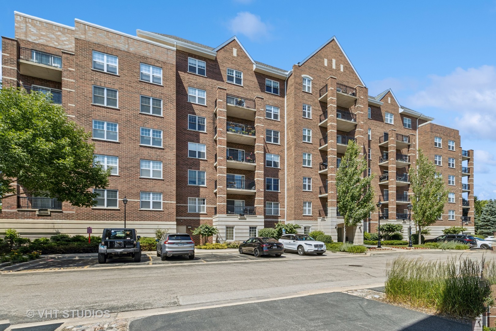 390 W Mahogany Court #606, Palatine, IL 60067