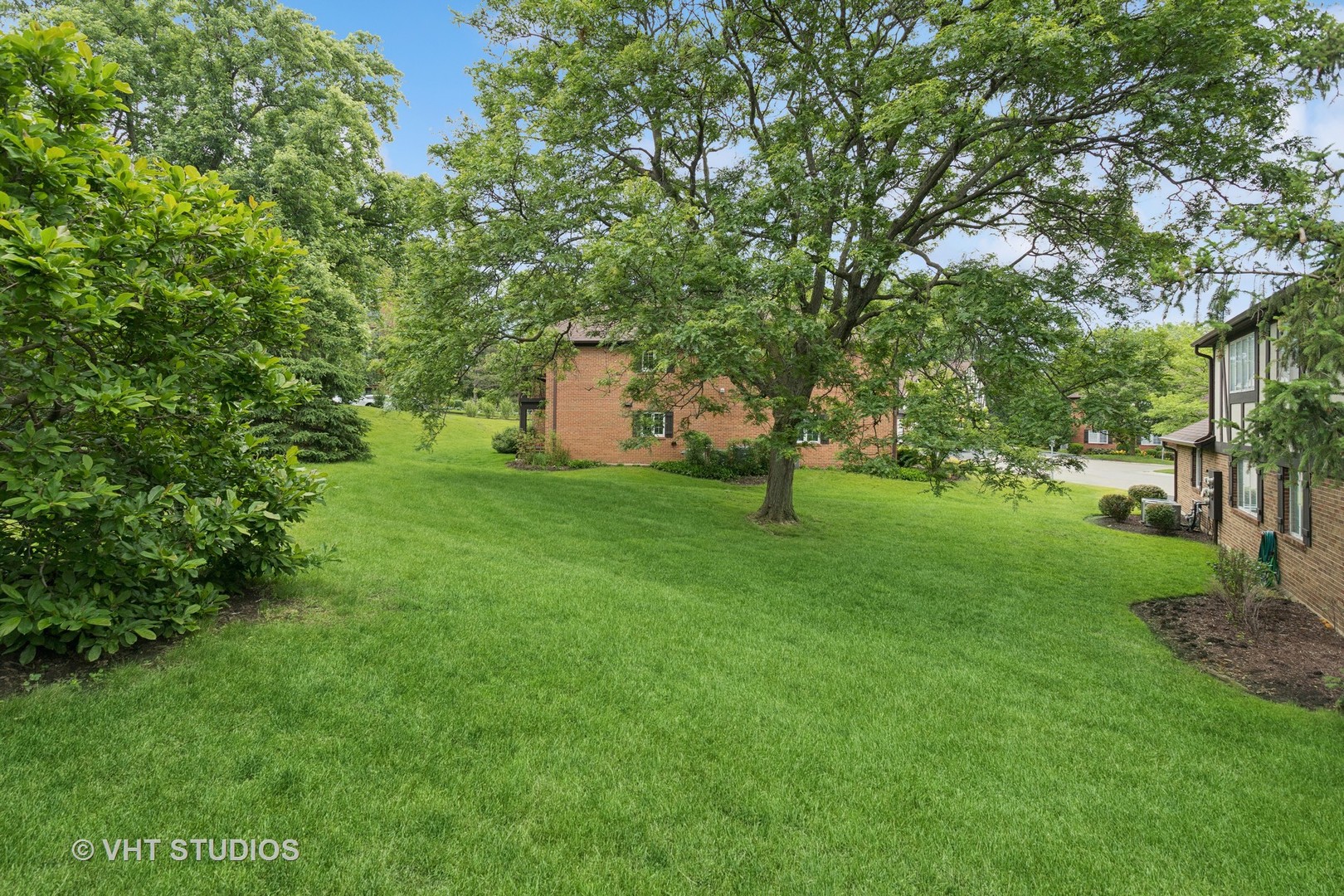 25 ALGONQUIN Trail #1, Indian Head Park, IL 60525