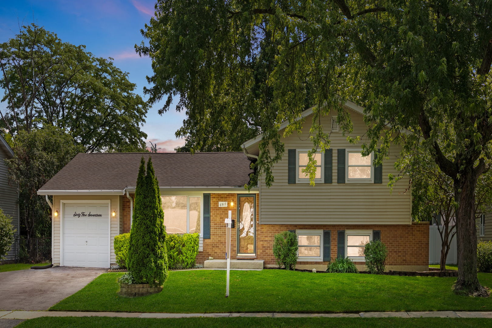 6517 Woodridge Drive, Woodridge, IL 60517