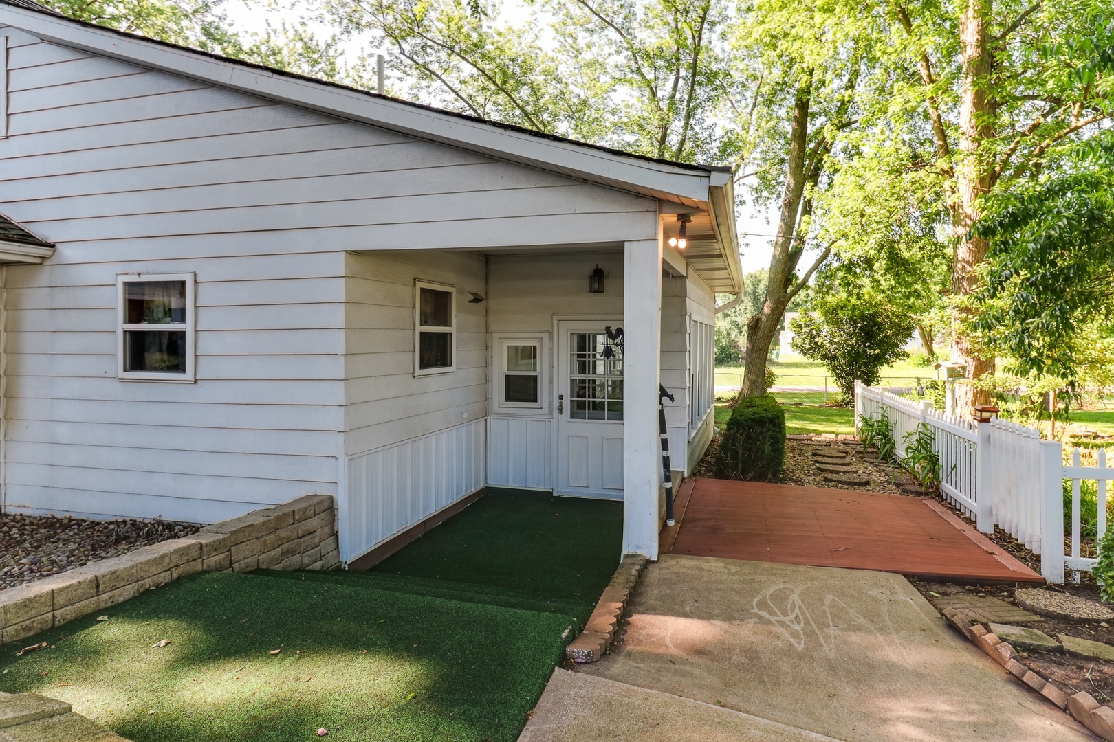 105 W C Street, Delavan, IL 61734