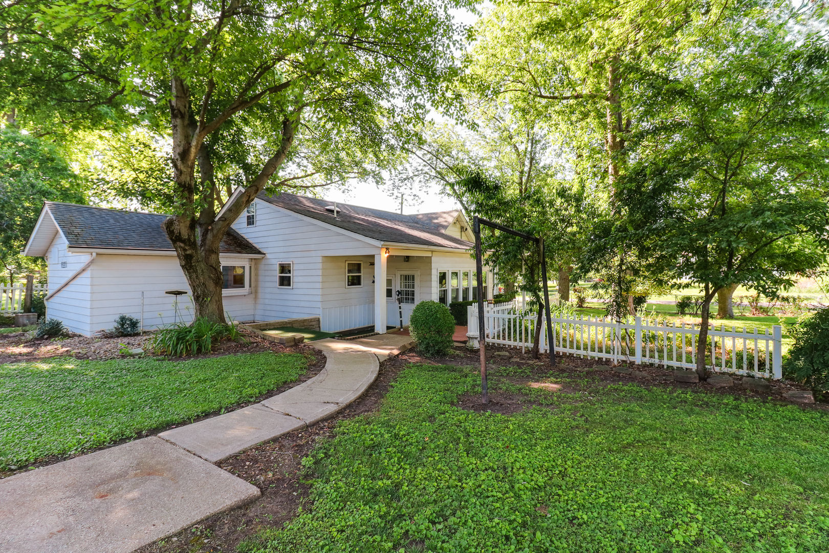 105 W C Street, Delavan, IL 61734