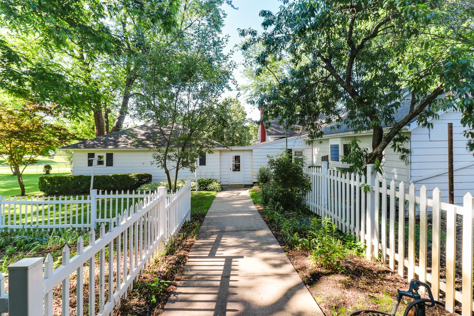 105 W C Street, Delavan, IL 61734