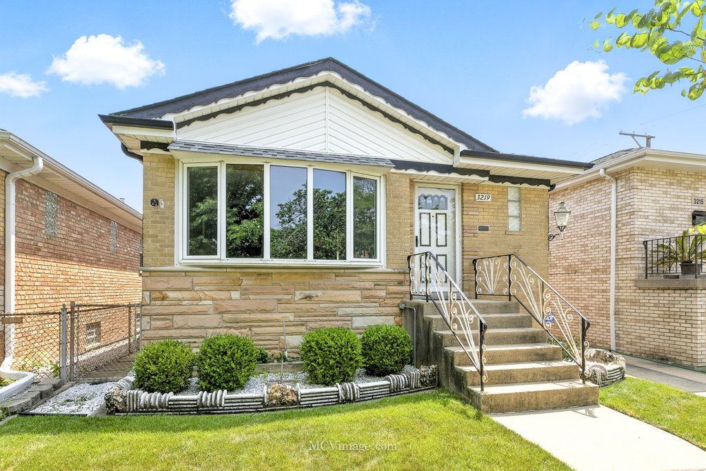 3219 N Pioneer Avenue, Chicago, IL 60634