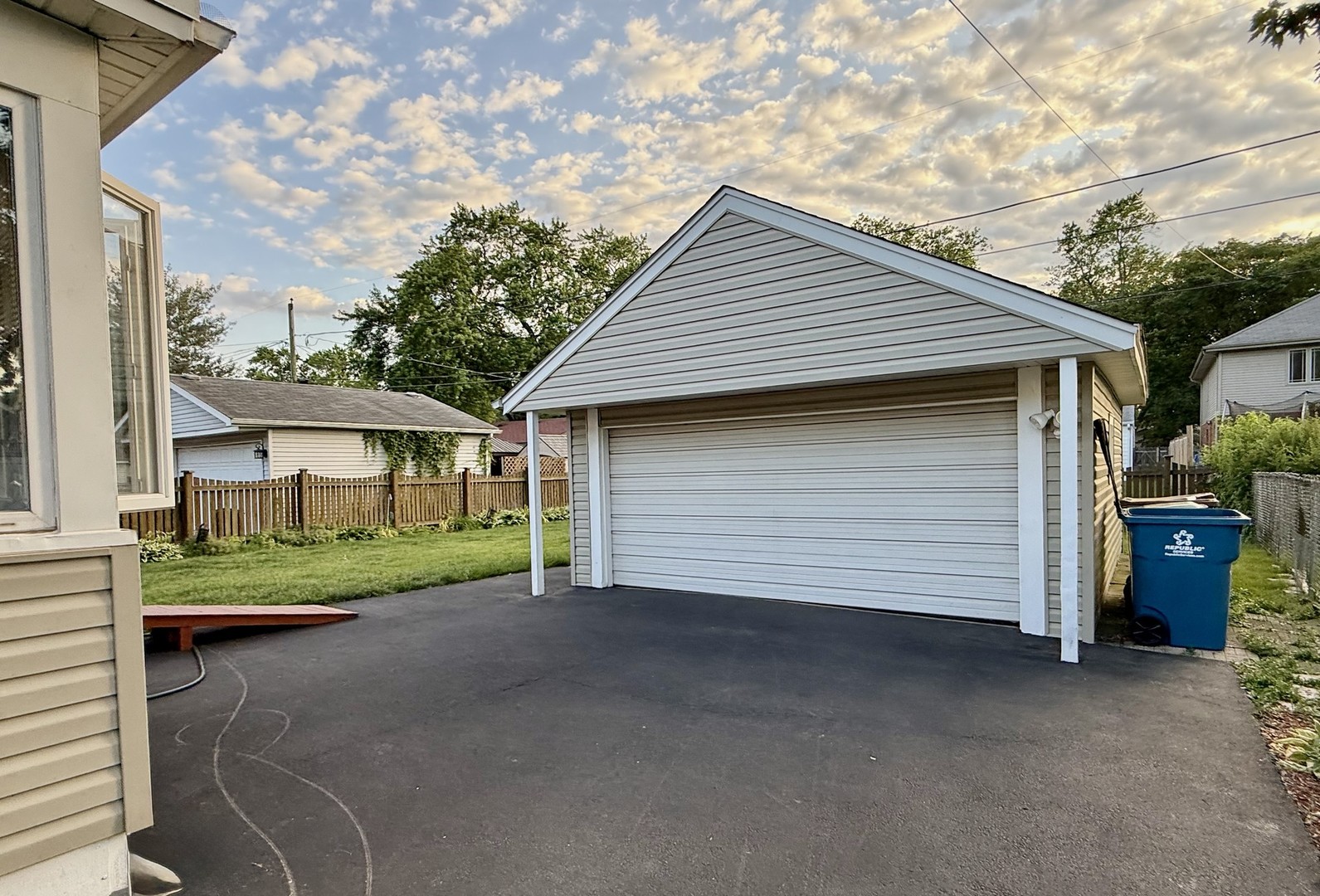 10008 S Tripp Avenue, Oak Lawn, IL 60453