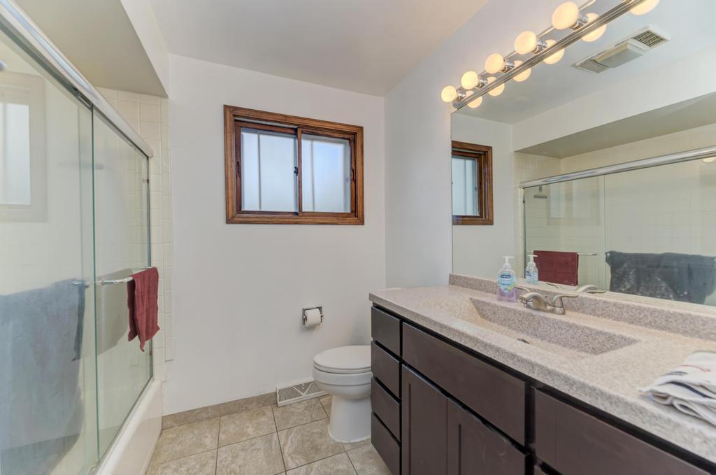 1795 JO ANN Lane, Addison, IL 60101