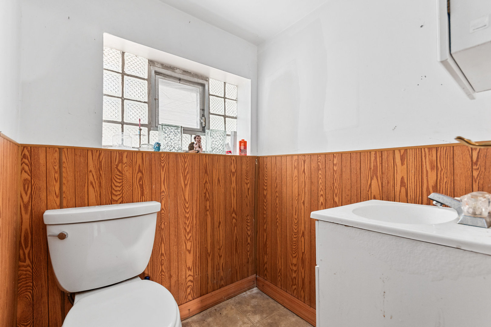 5941 W Waveland Avenue, Chicago, IL 60634