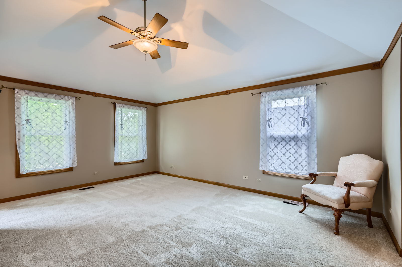 454 Hemlock Lane, Roselle, IL 60172