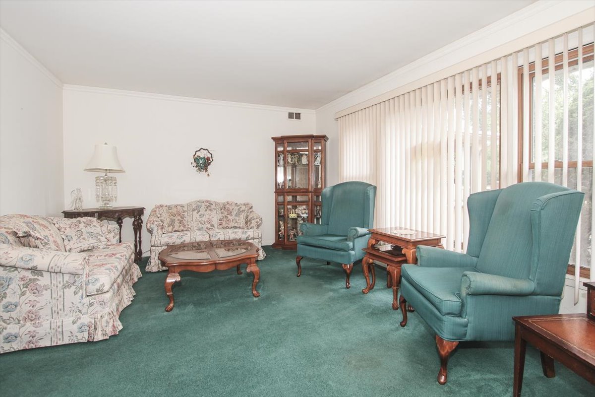 69 Grange Road, Elk Grove Village, IL 60007