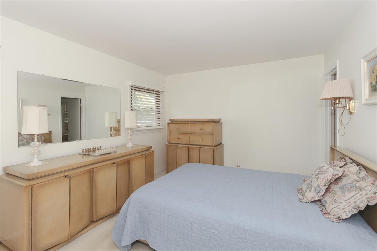 69 Grange Road, Elk Grove Village, IL 60007