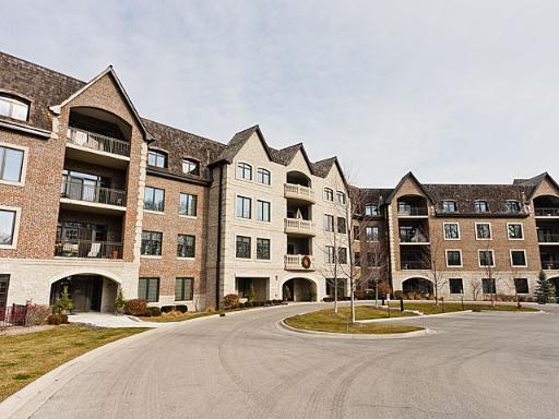 1800 Amberley Court #301, Lake Forest, IL 60045