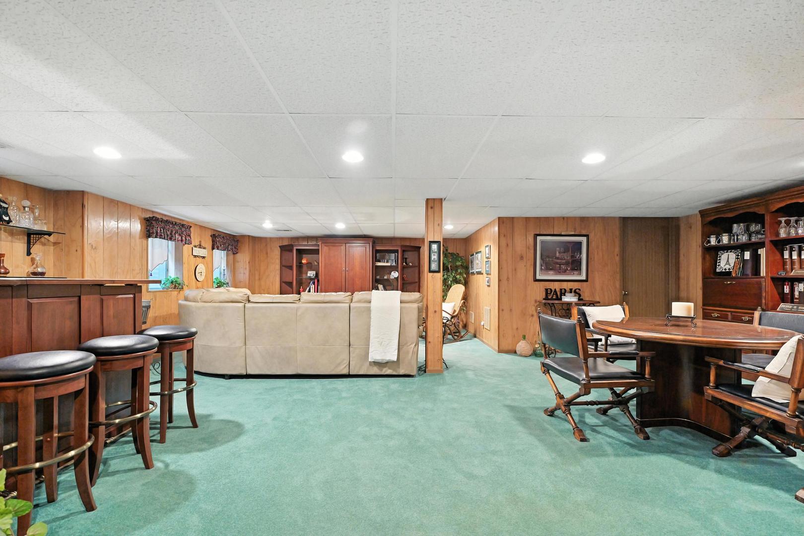 901 Heathrow Lane, Naperville, IL 60540
