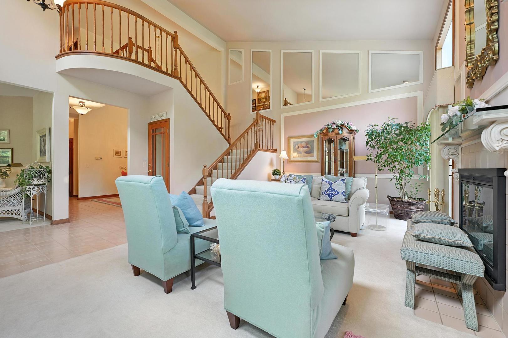 901 Heathrow Lane, Naperville, IL 60540