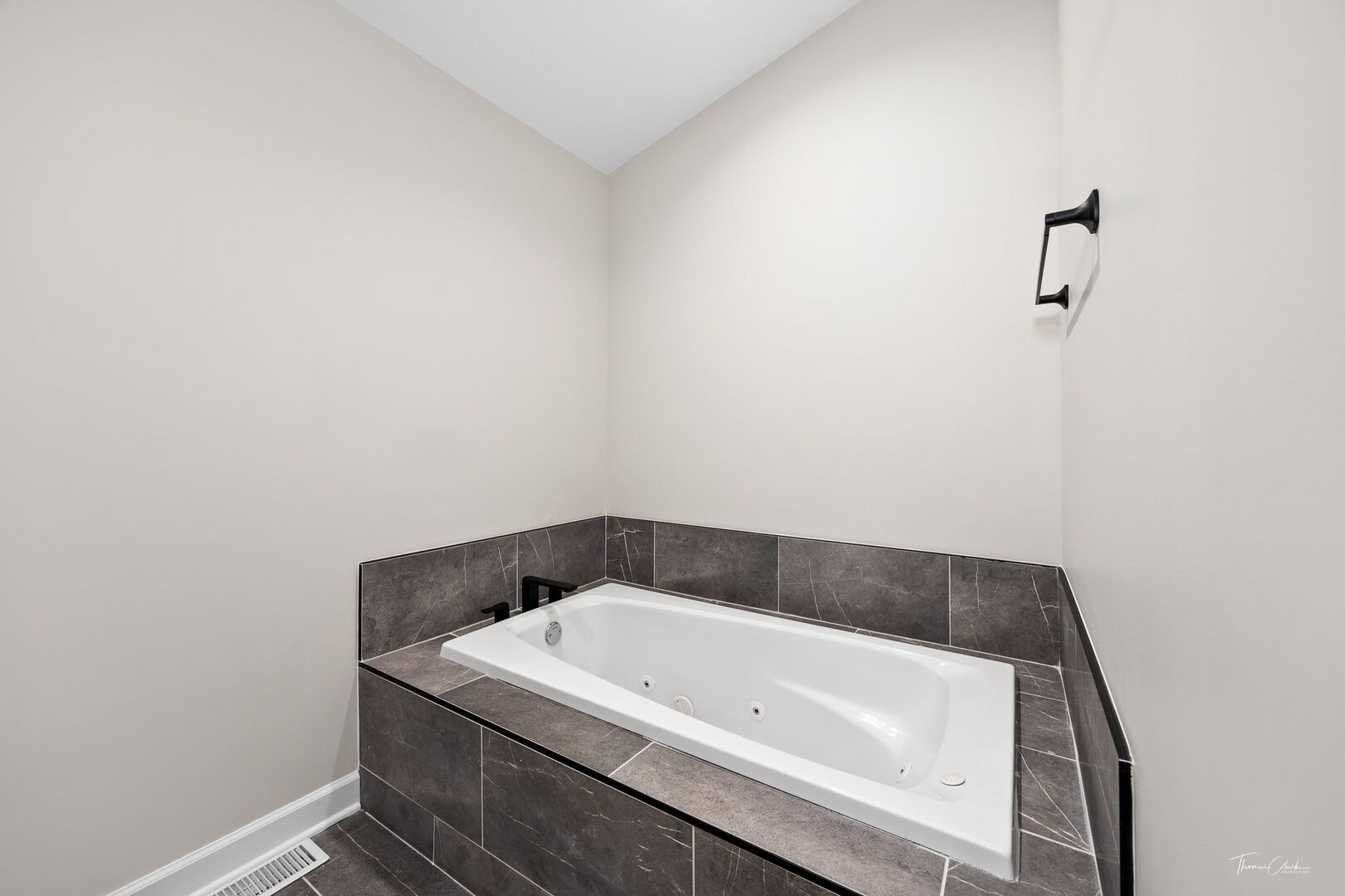 9704 Captains Drive, Algonquin, IL 60102