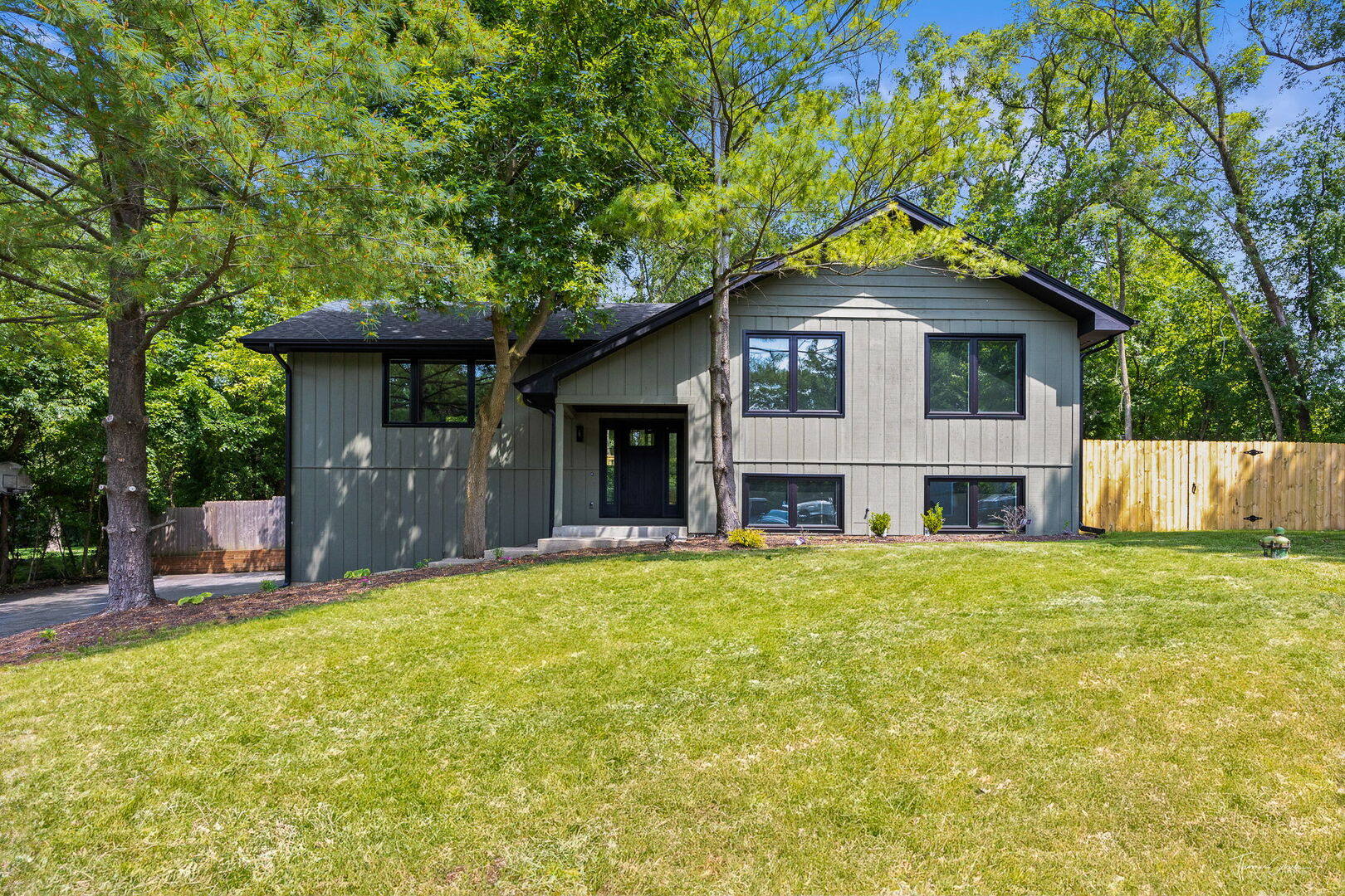 9704 Captains Drive, Algonquin, IL 60102