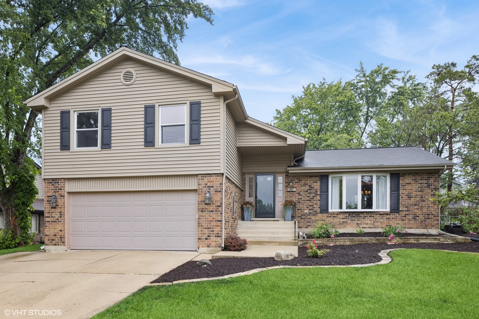 647 Farnham Lane, Wheaton, IL 60189