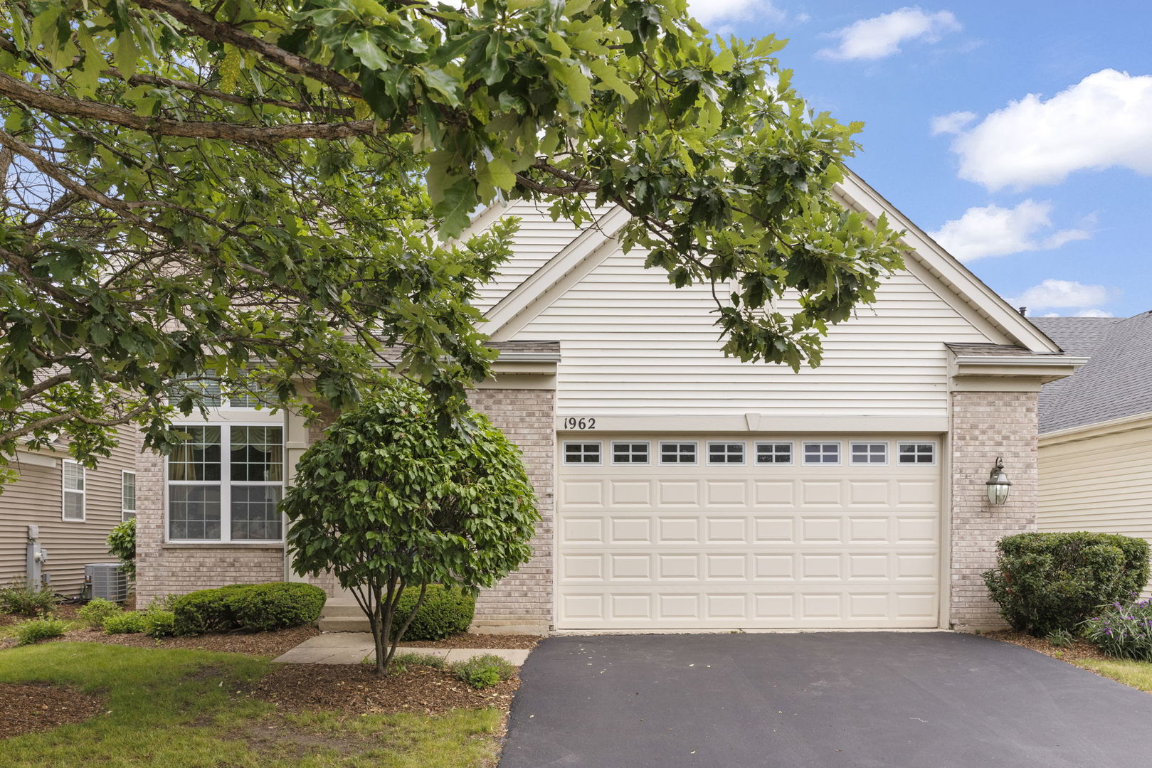 1962 Highbury Lane, Aurora, IL 60502