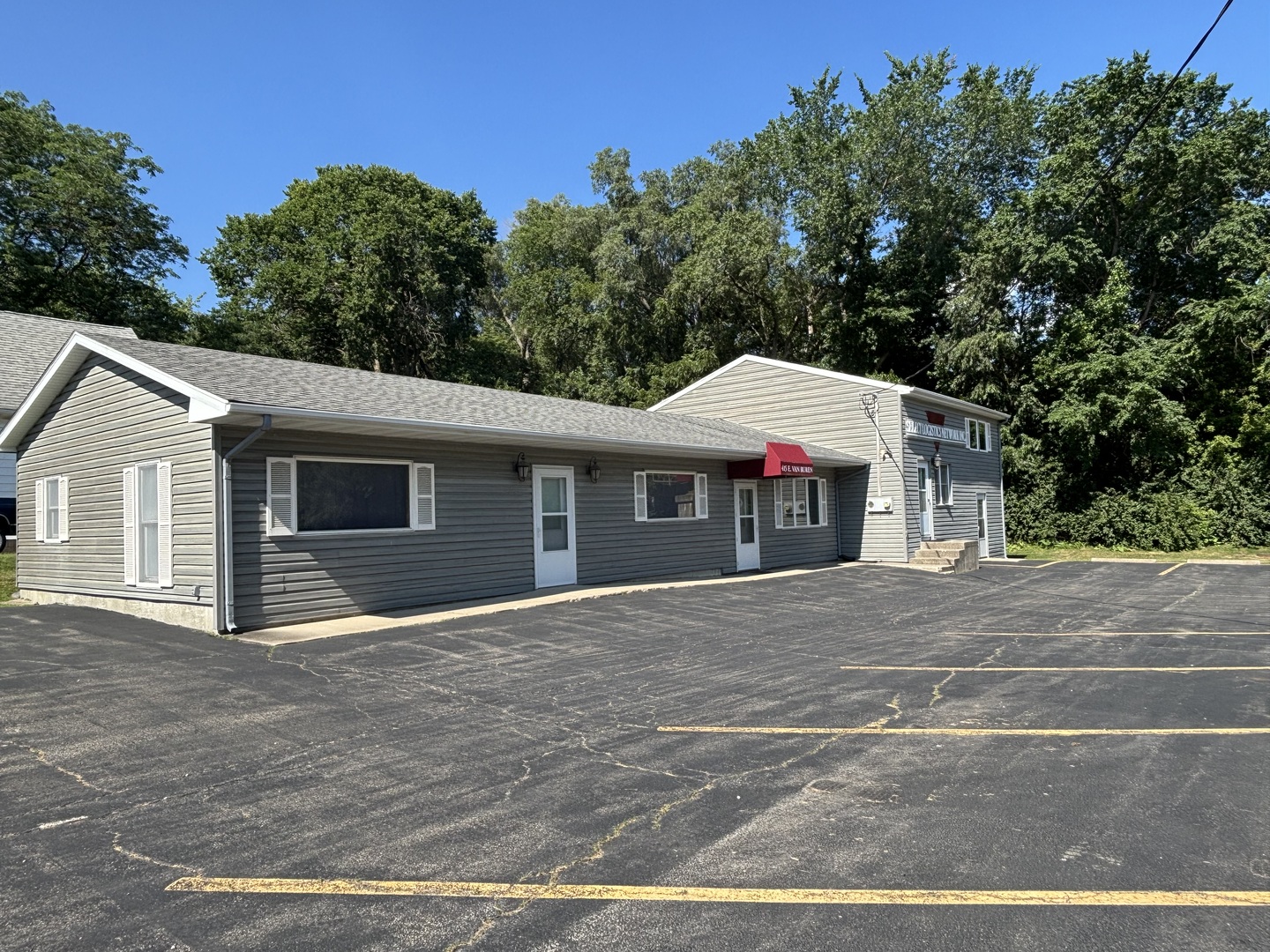 415 E Van Buren Street, Clinton, IL 61727
