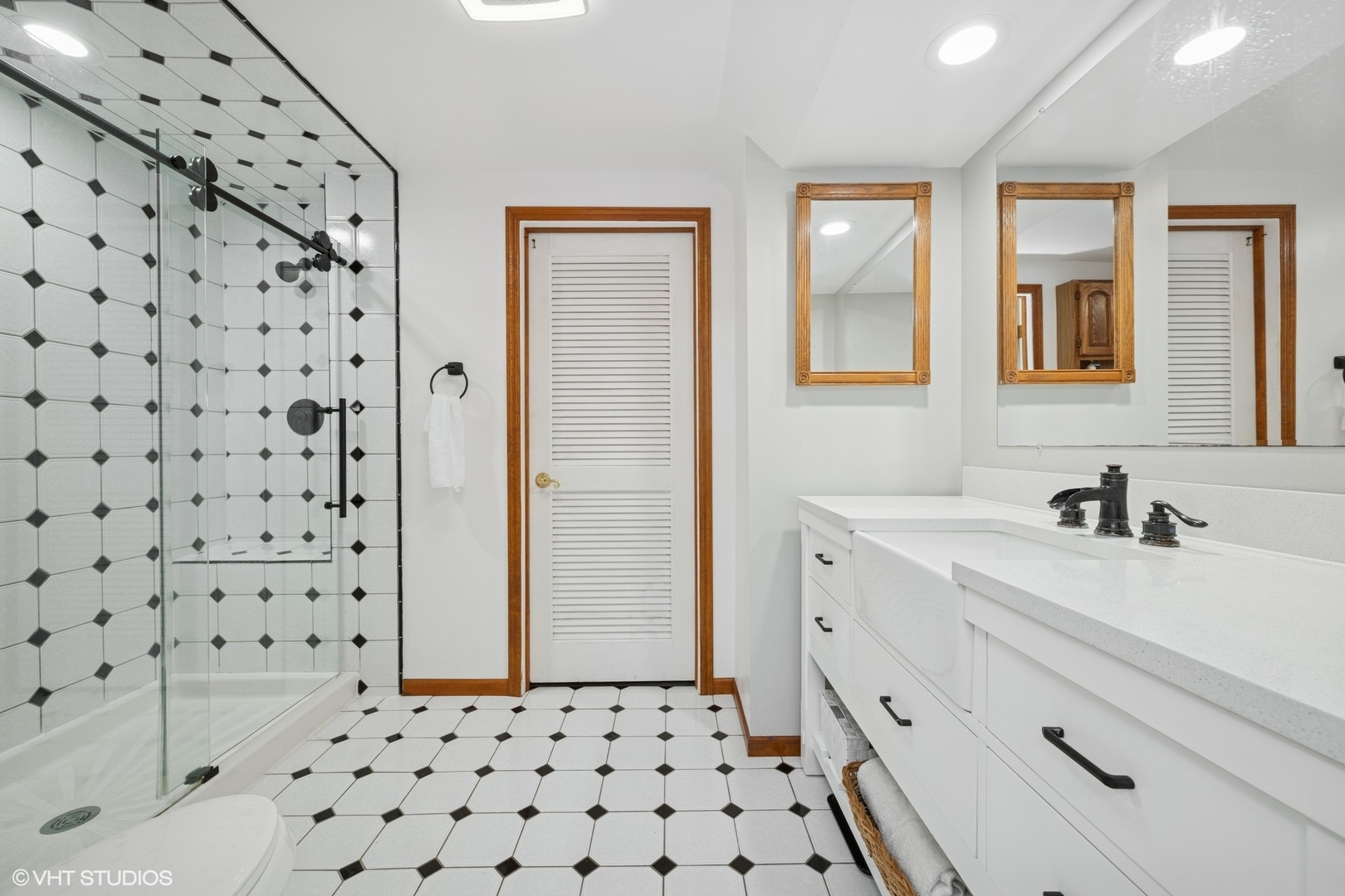 42 N Holly Avenue, Fox Lake, IL 60020