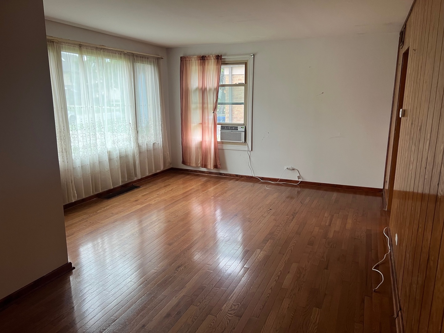 2075 Halsey Drive, Des Plaines, IL 60018