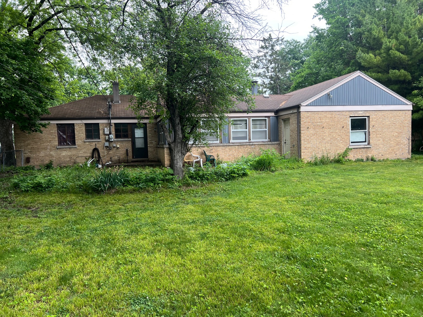 2075 Halsey Drive, Des Plaines, IL 60018