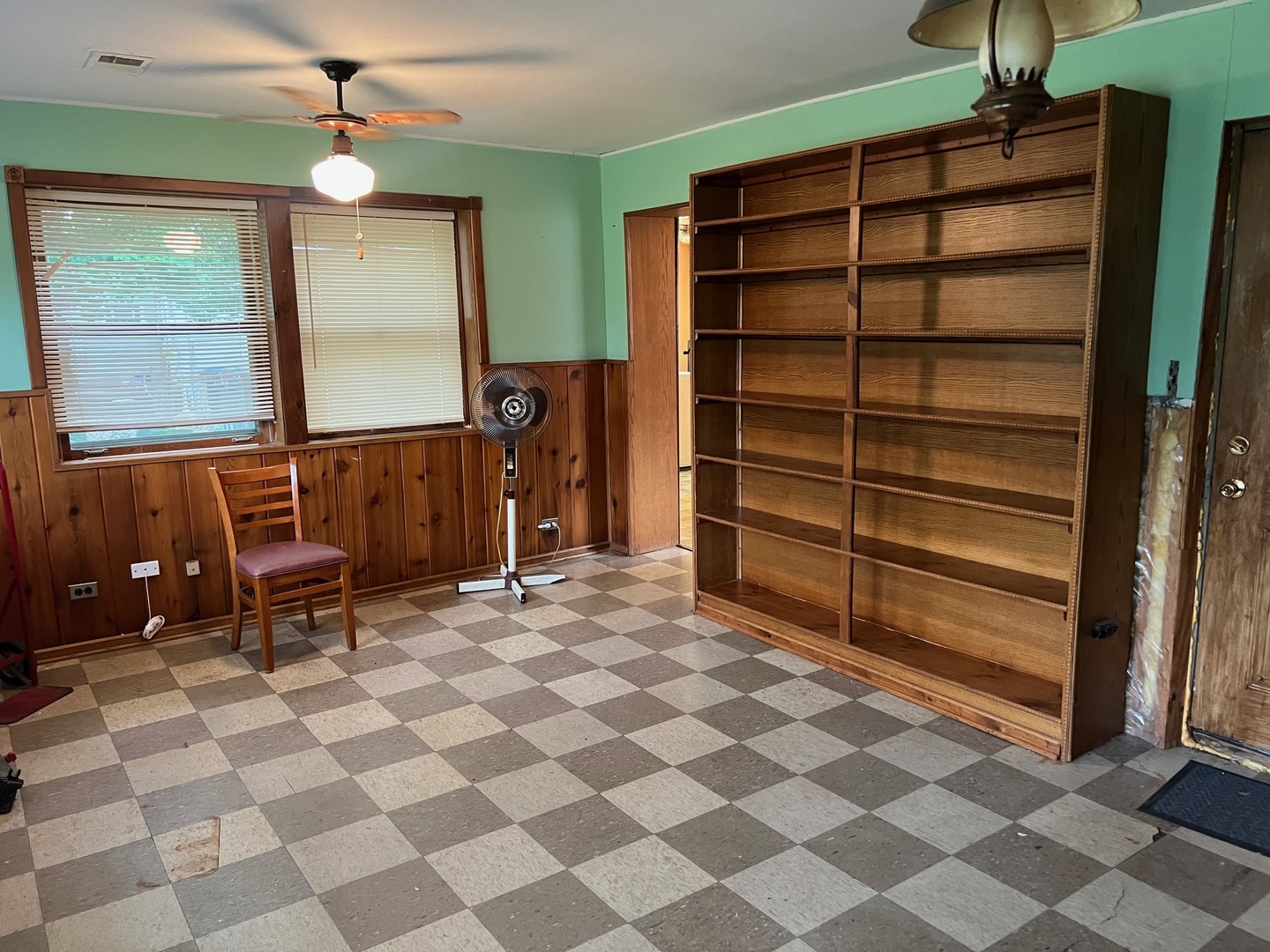 2075 Halsey Drive, Des Plaines, IL 60018