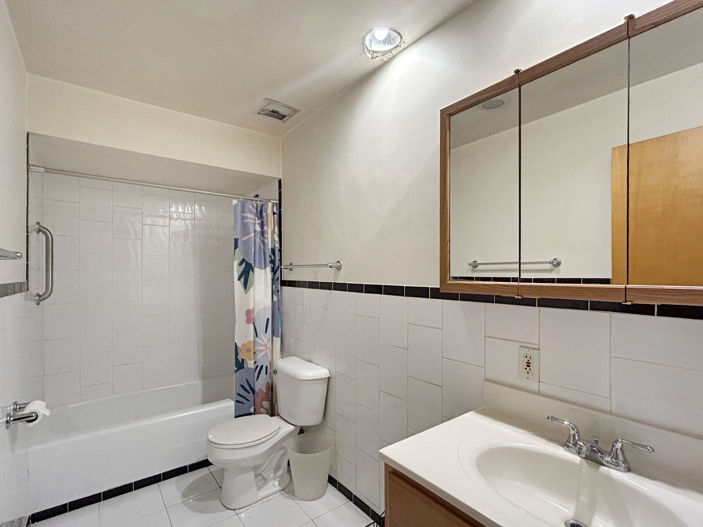 5913 W Montrose Avenue, Chicago, IL 60634