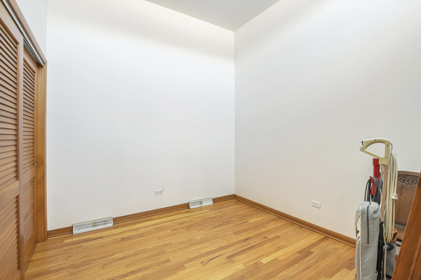 5913 W Montrose Avenue, Chicago, IL 60634