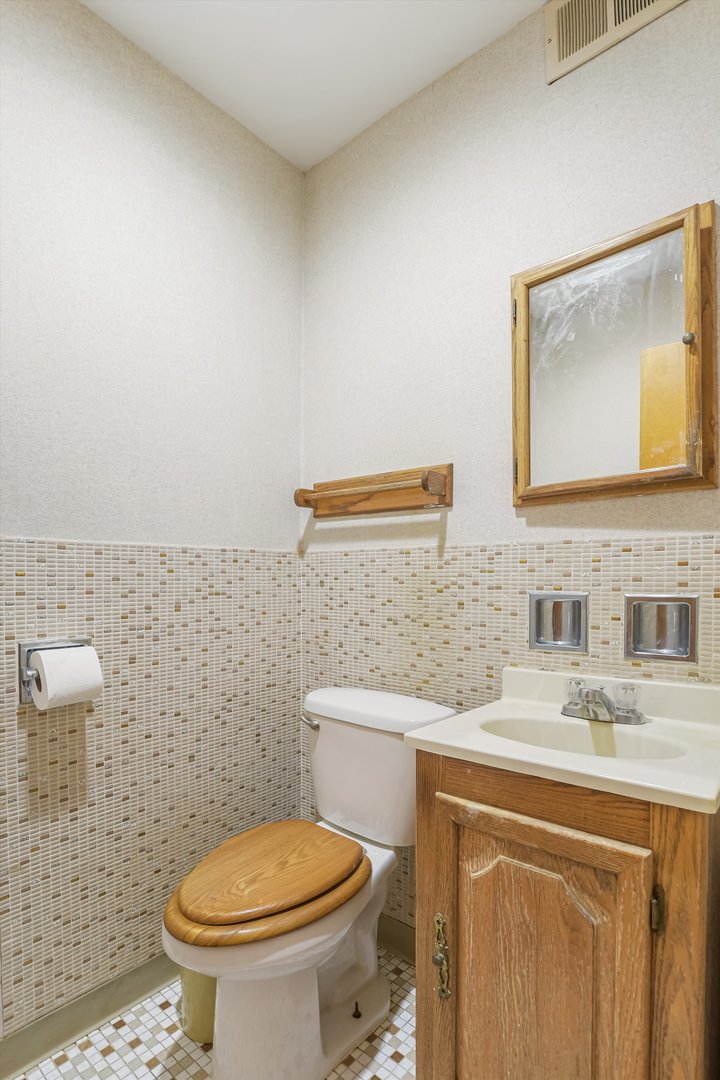 5913 W Montrose Avenue, Chicago, IL 60634