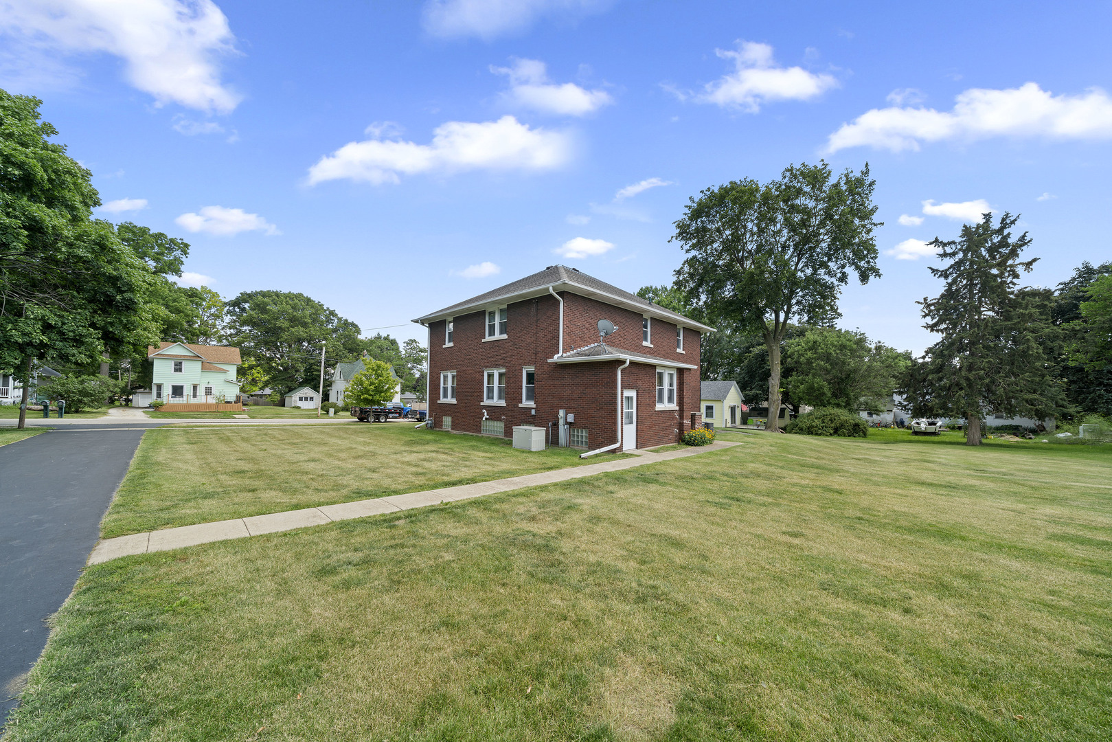 225 N Hickory Street, Waterman, IL 60556