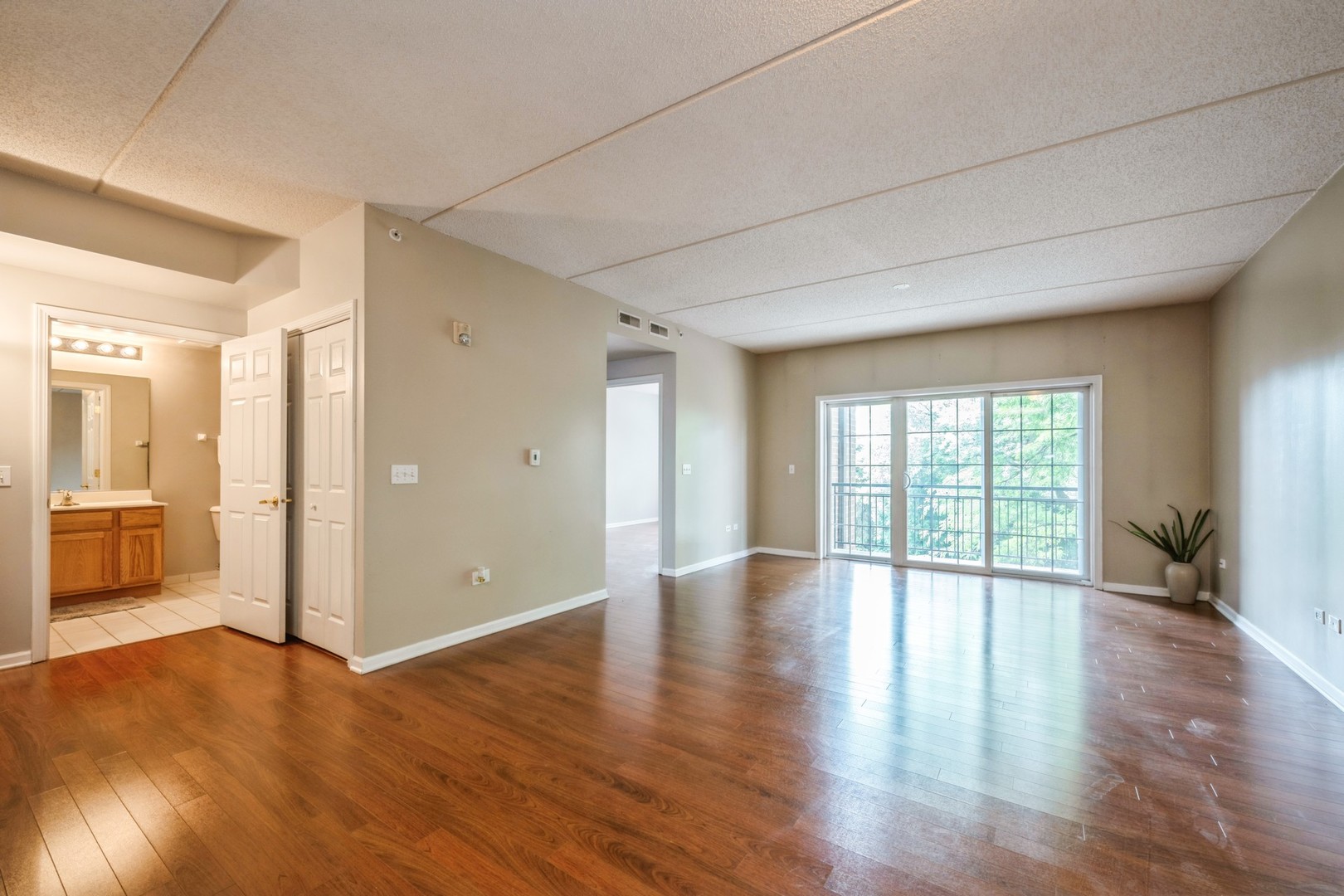 1479 N Milwaukee Avenue #203, Libertyville, IL 60048