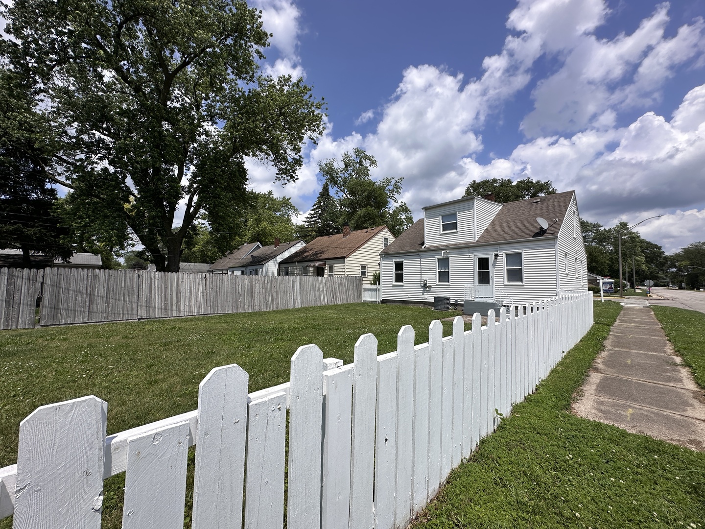 295 S Clinton Avenue, Bradley, IL 60915