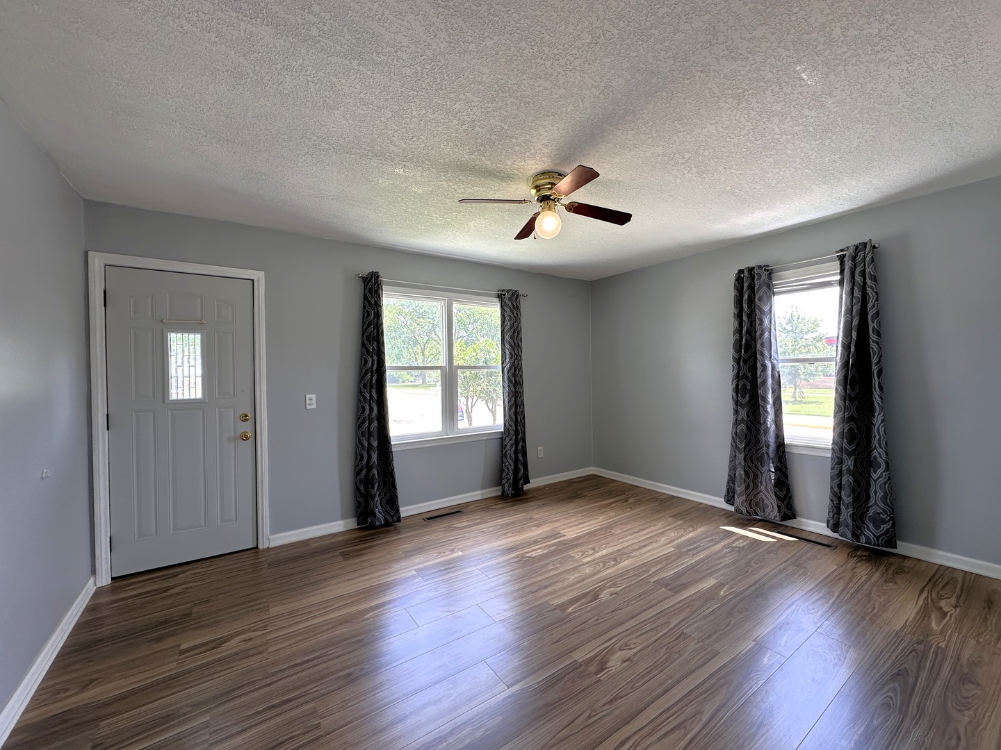 295 S Clinton Avenue, Bradley, IL 60915