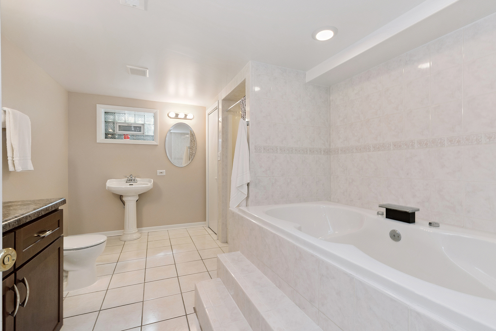 7658 W Glenshire Drive, Frankfort, IL 60423