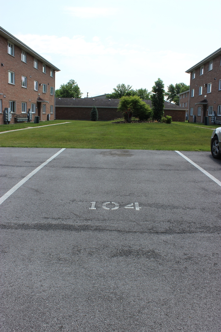 4931 E CIRCLE Drive #104, Crestwood, IL 60418