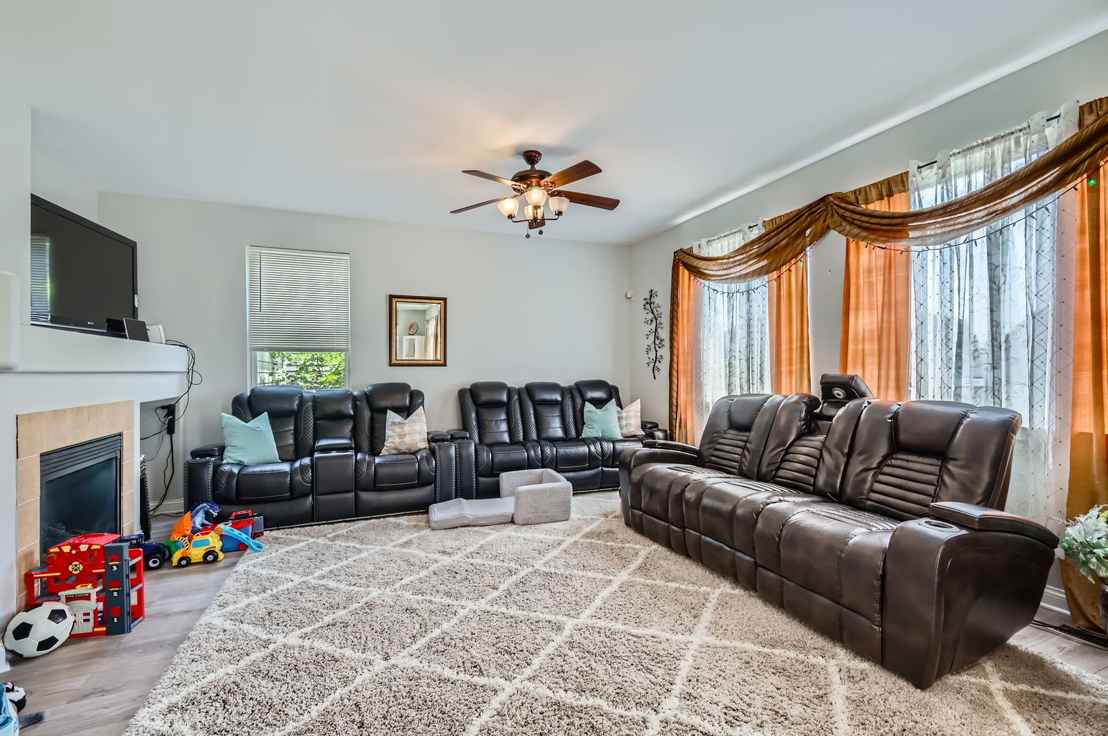 233 Pawtucket Avenue, Elgin, IL 60124