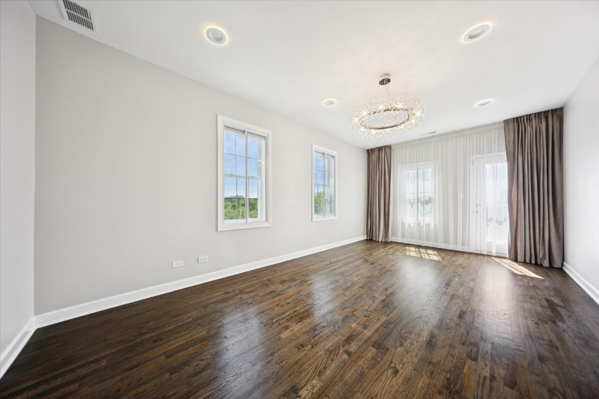 1600 N New England Avenue #4, Chicago, IL 60707