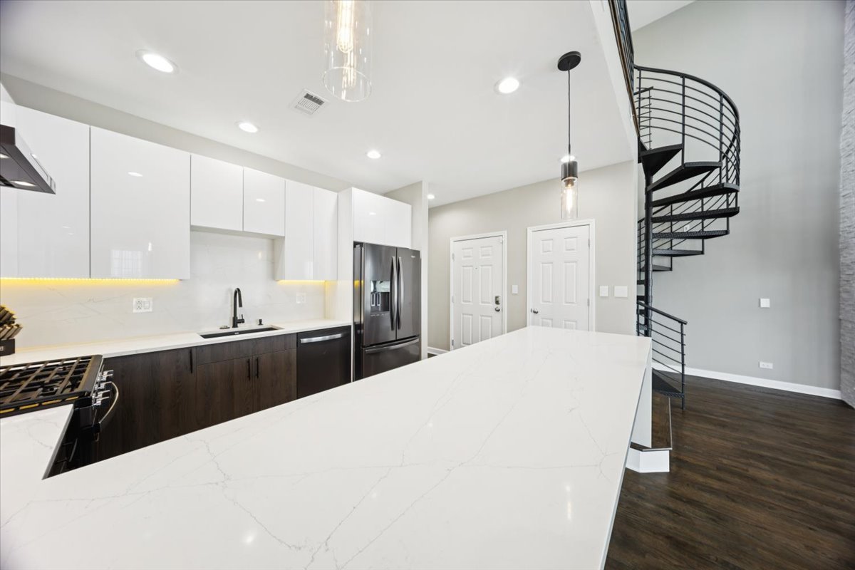 1600 N New England Avenue #4, Chicago, IL 60707