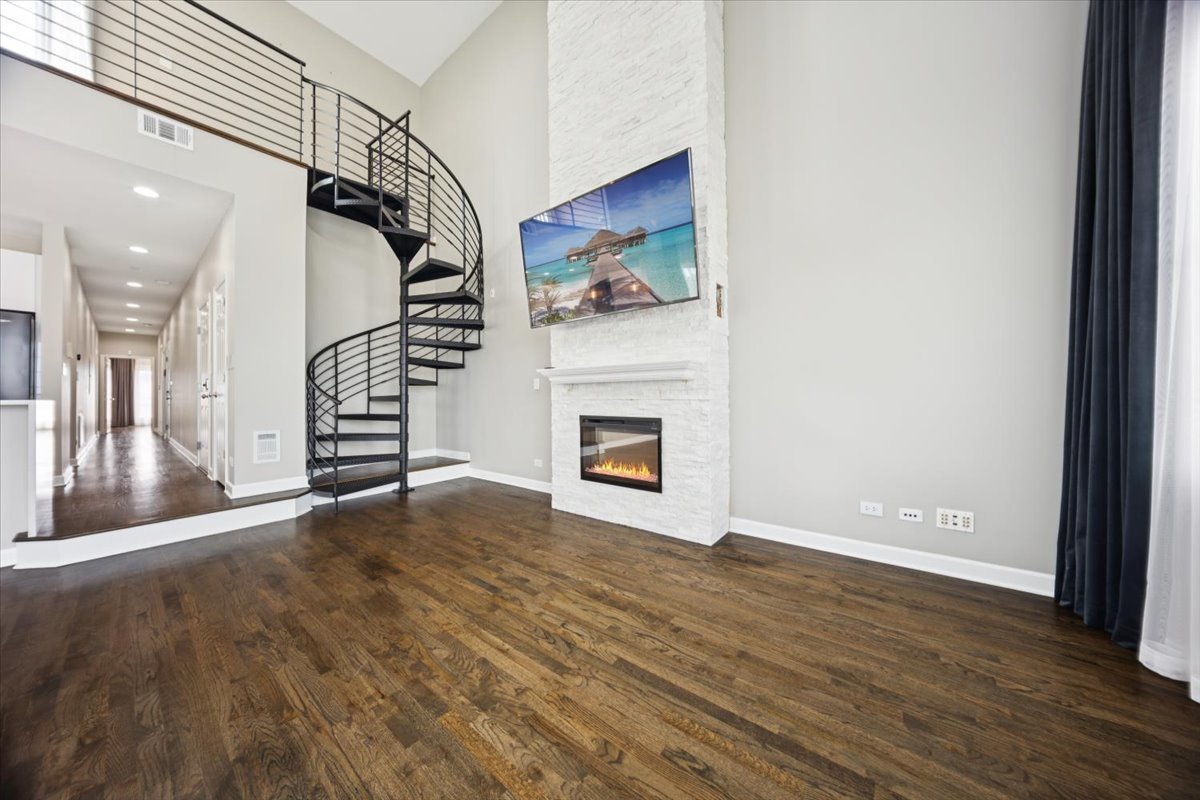 1600 N New England Avenue #4, Chicago, IL 60707