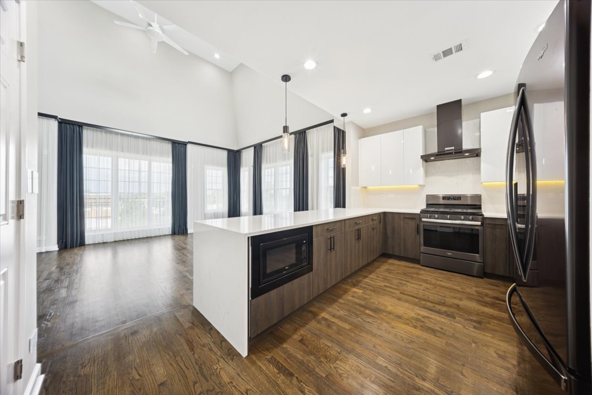 1600 N New England Avenue #4, Chicago, IL 60707