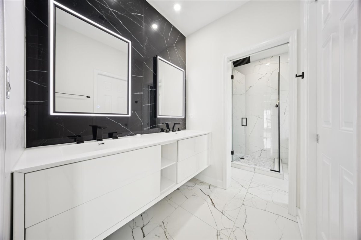 1600 N New England Avenue #4, Chicago, IL 60707