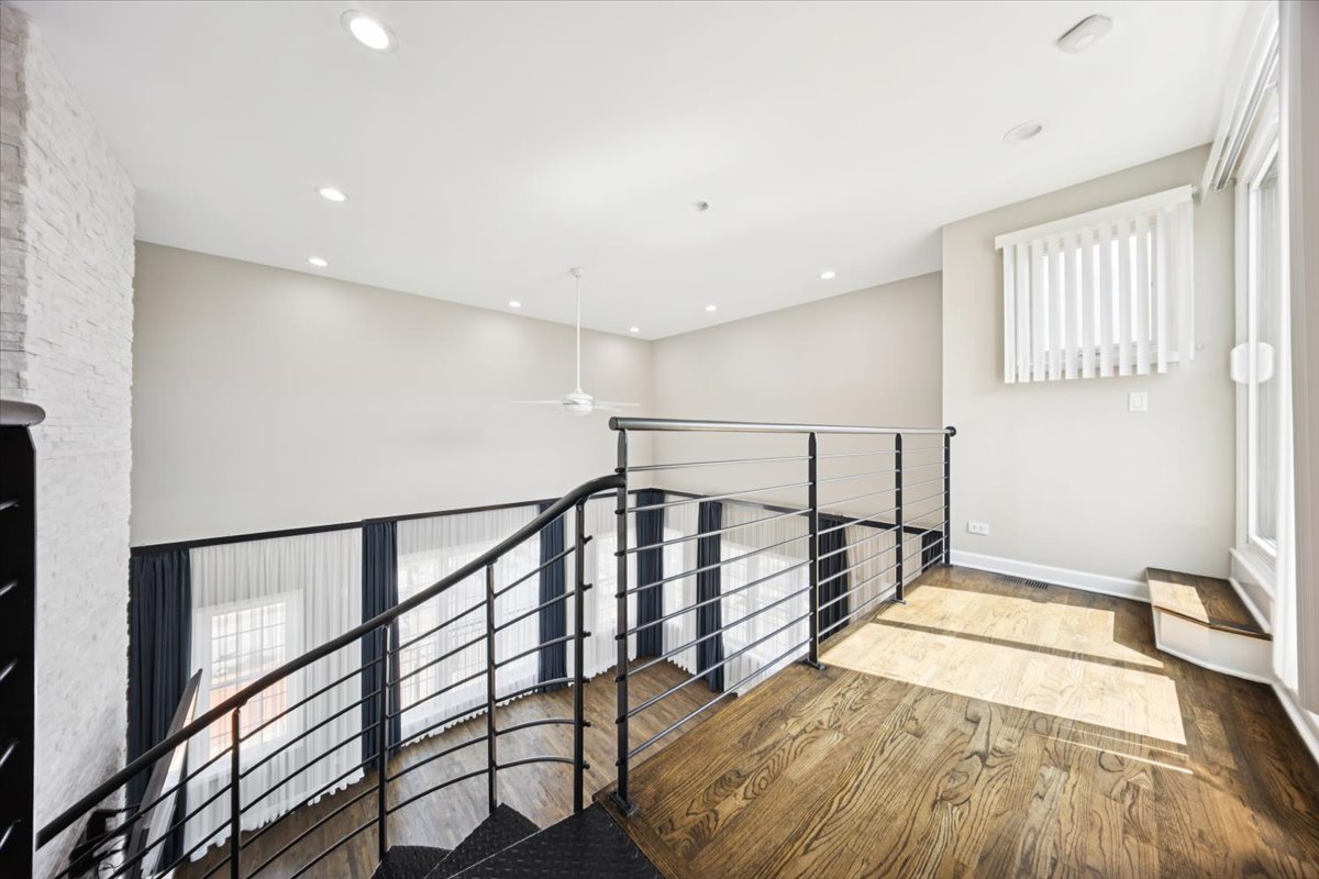 1600 N New England Avenue #4, Chicago, IL 60707