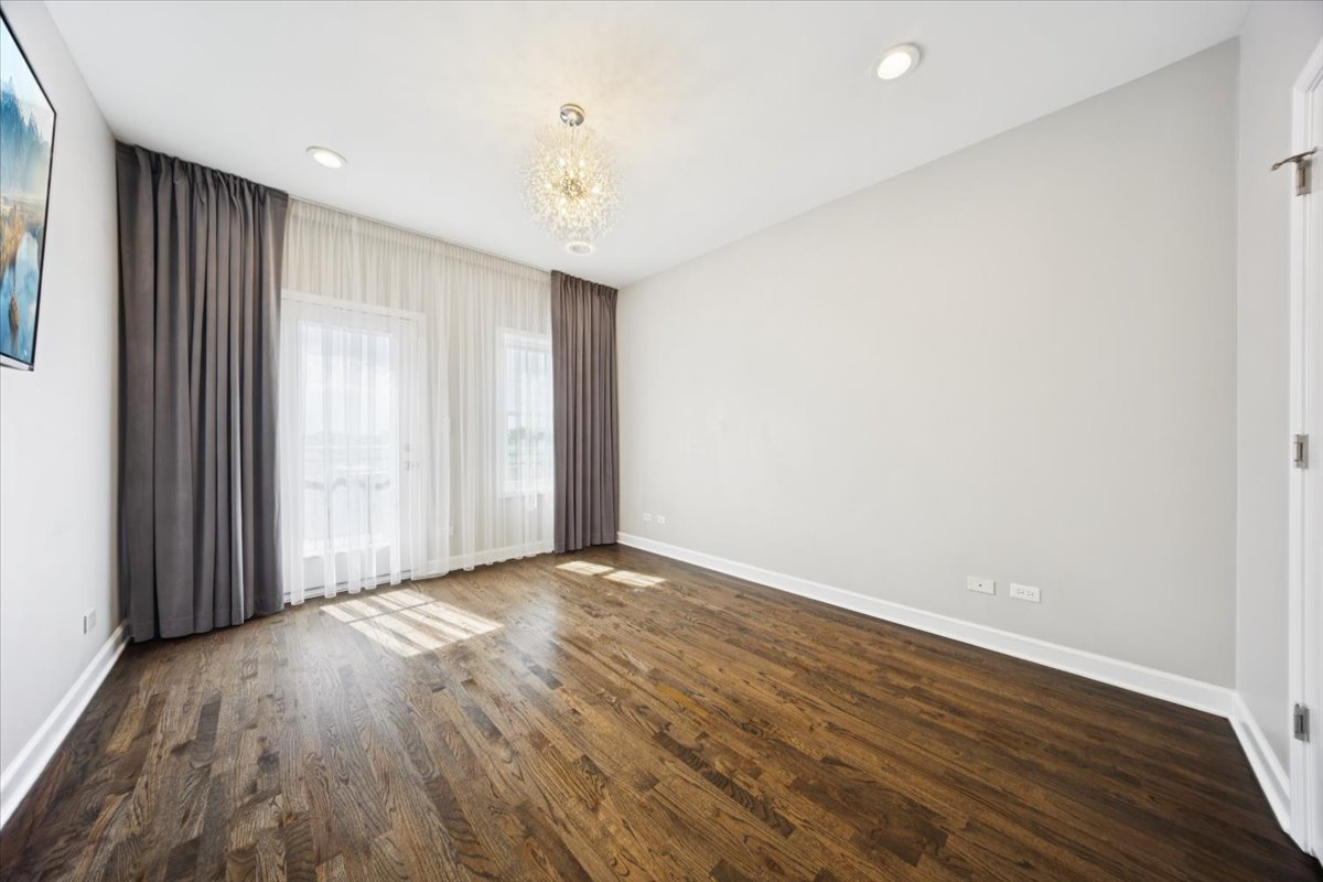 1600 N New England Avenue #4, Chicago, IL 60707