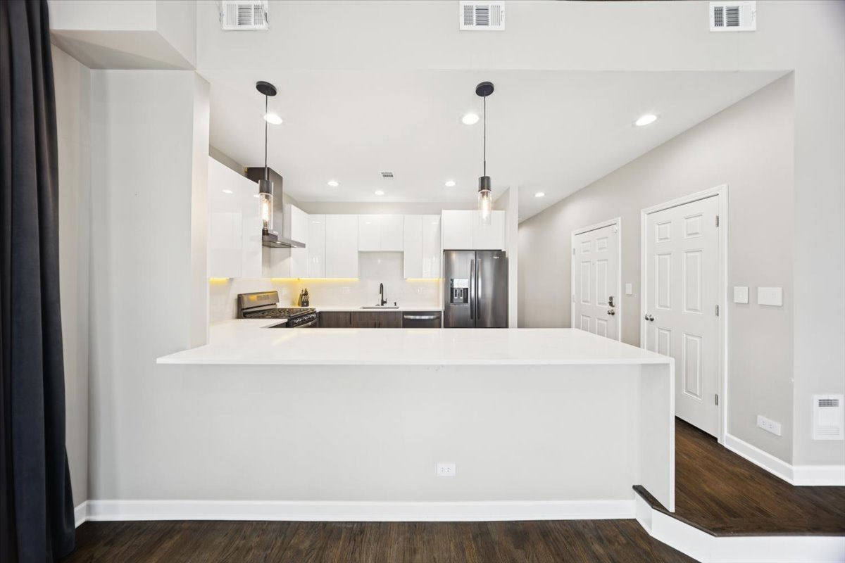 1600 N New England Avenue #4, Chicago, IL 60707