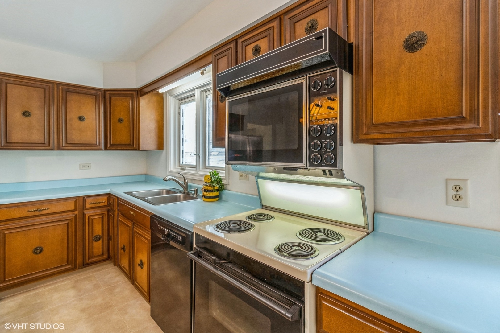 1612 N Burning Bush Lane, Mount Prospect, IL 60056