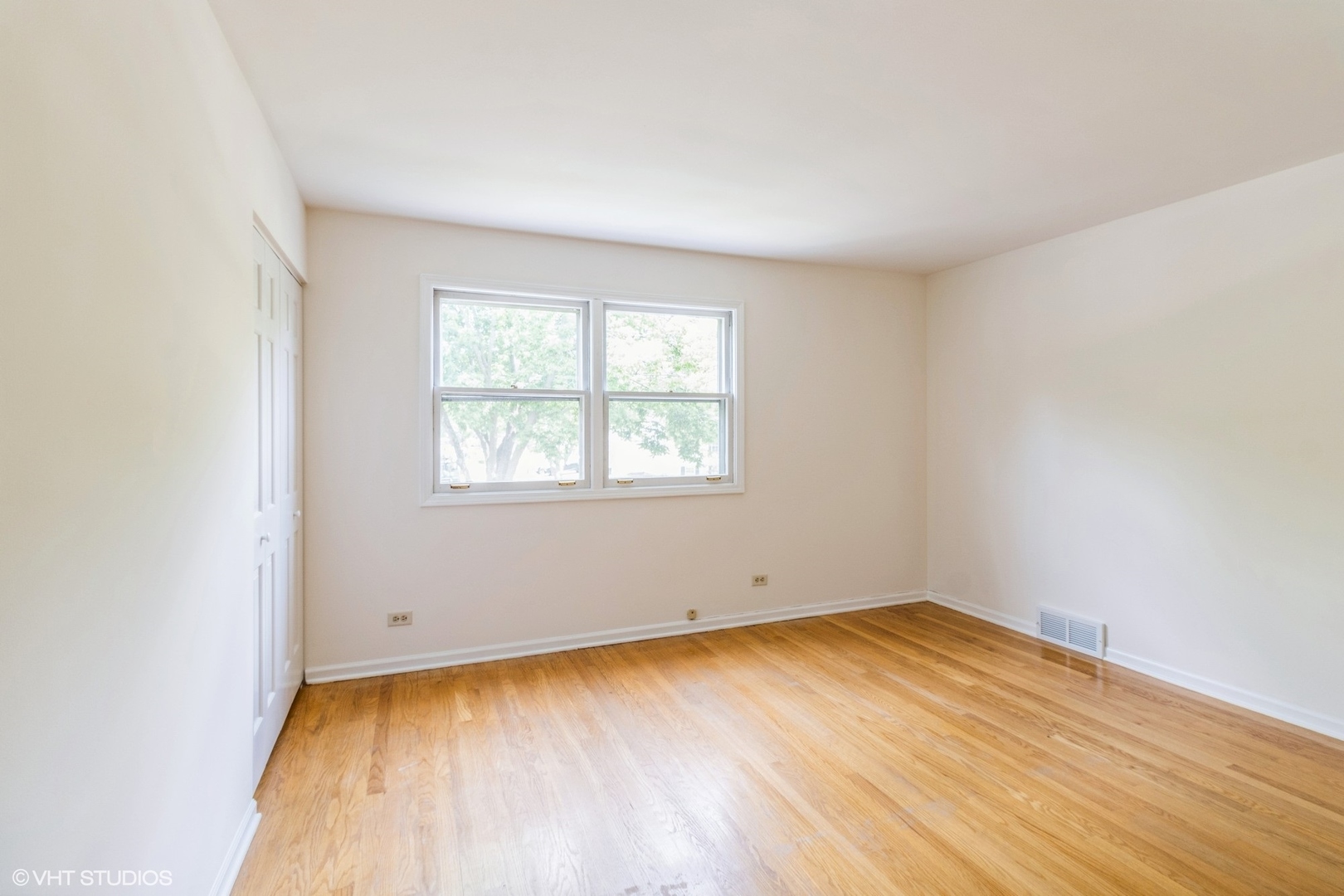 1612 N Burning Bush Lane, Mount Prospect, IL 60056