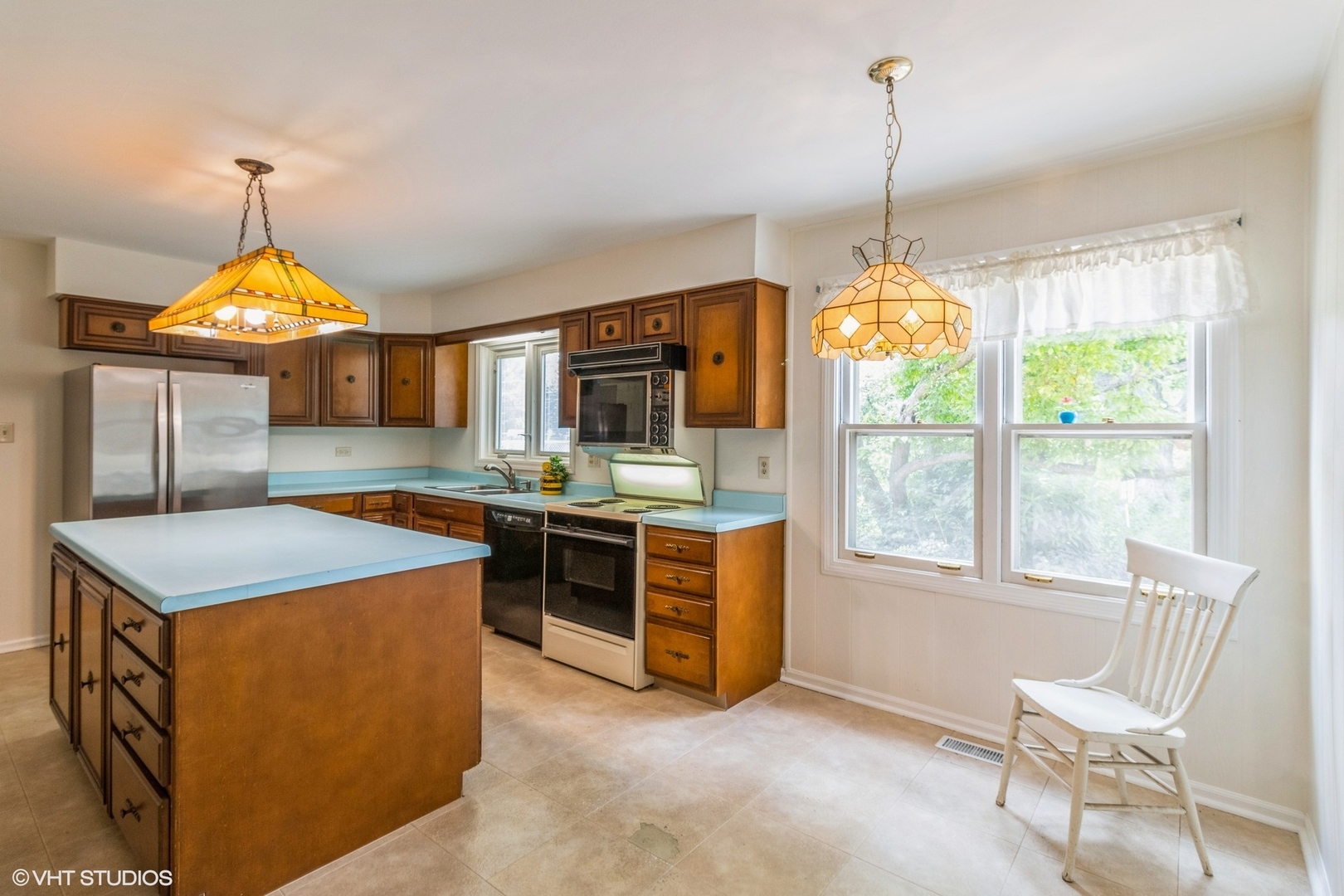 1612 N Burning Bush Lane, Mount Prospect, IL 60056