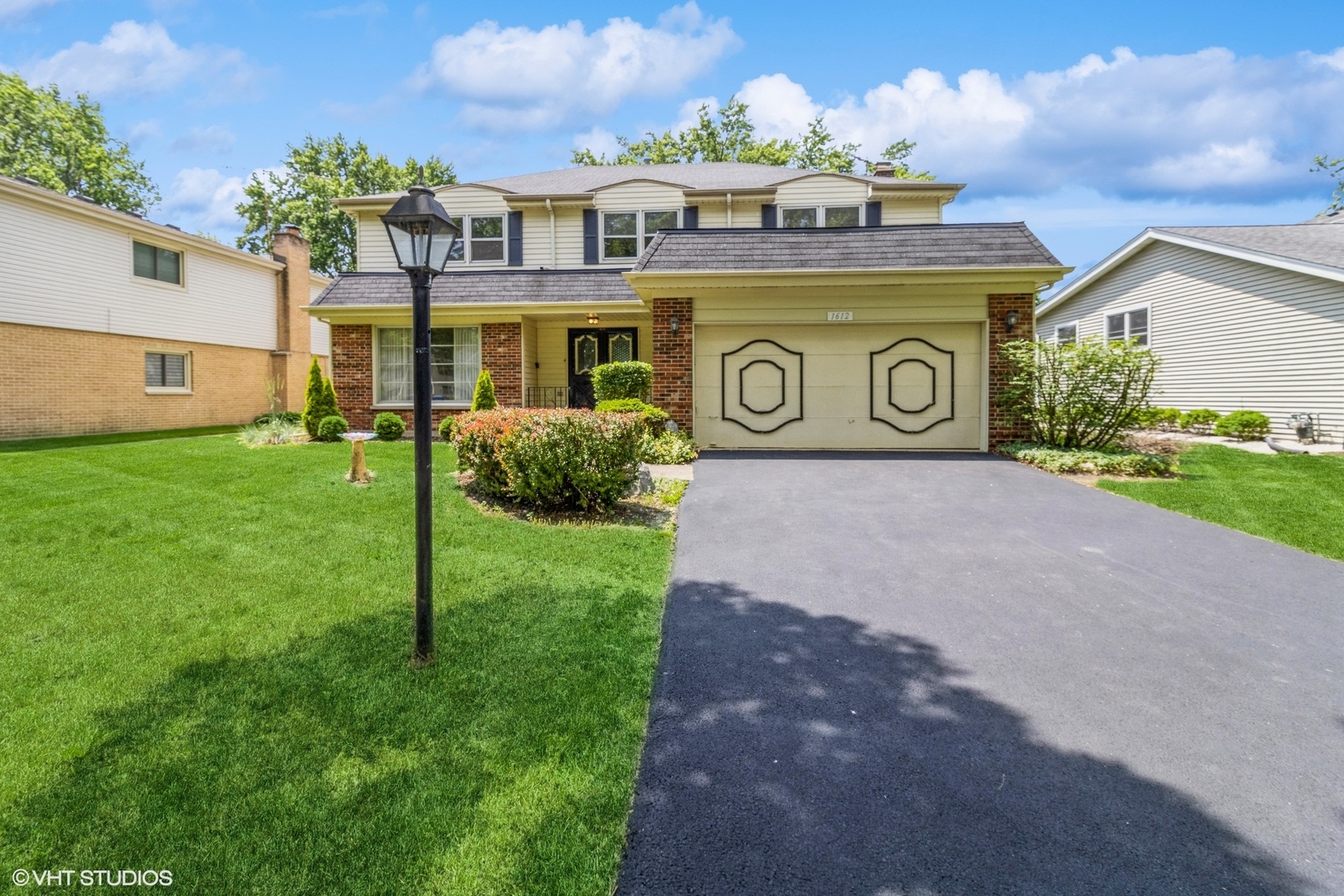 1612 N Burning Bush Lane, Mount Prospect, IL 60056