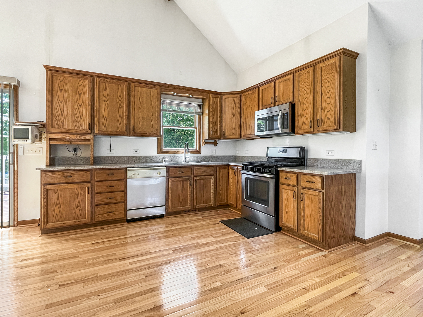1905 E Grand Avenue, Lindenhurst, IL 60046