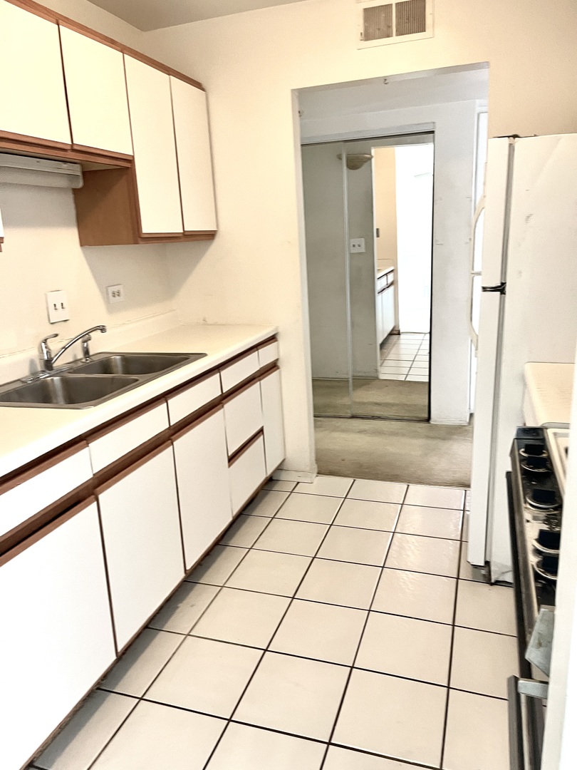 13 Kingery Quarter #106B, Willowbrook, IL 60527